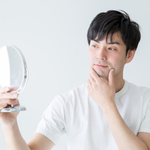 写真：鏡を見る男性