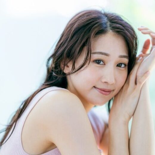 薄着の女性