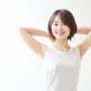 薄着の女性