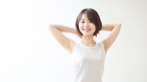 薄着の女性