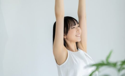 薄着の女性