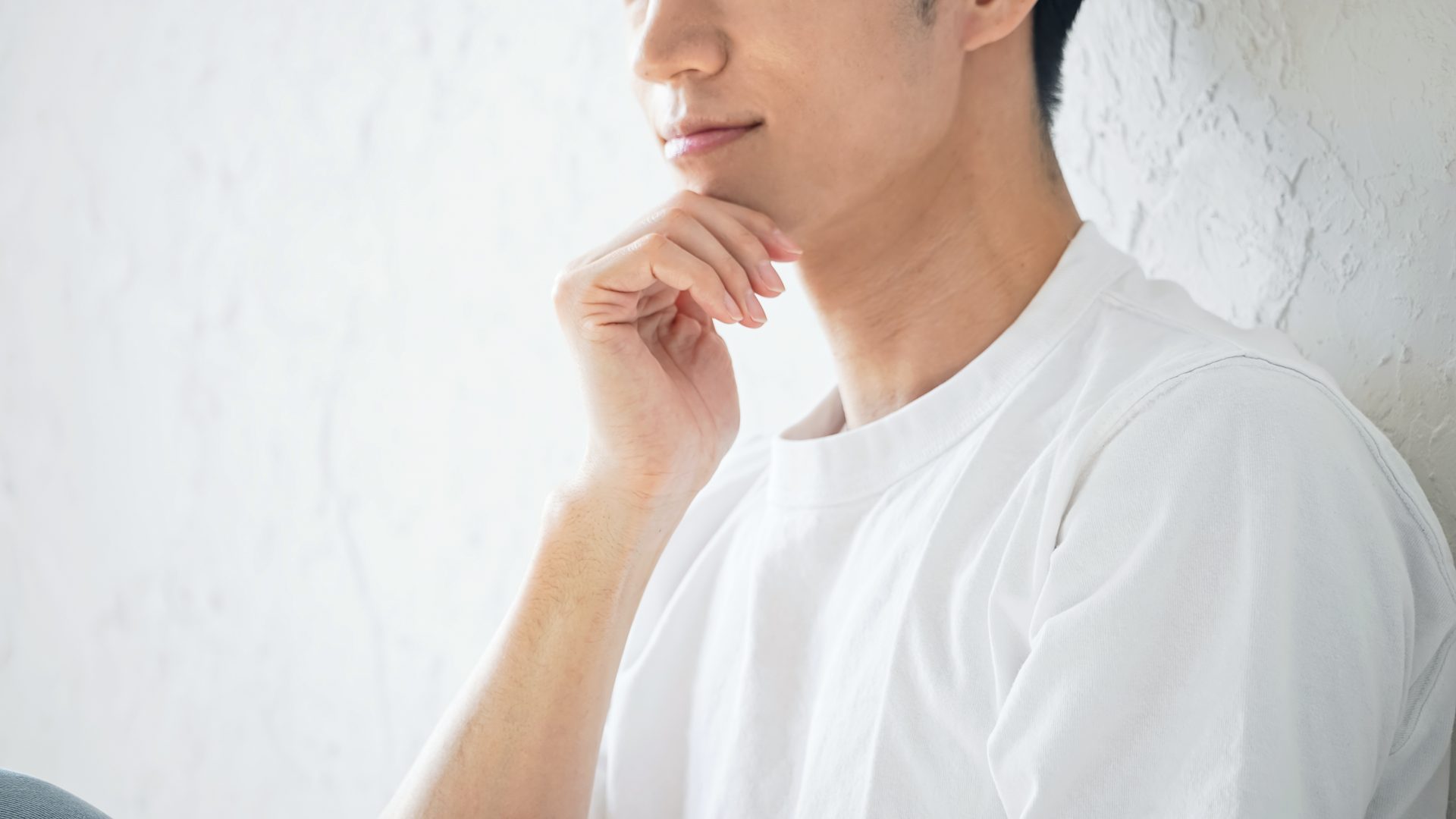 あごに手を添える男性のイメージ