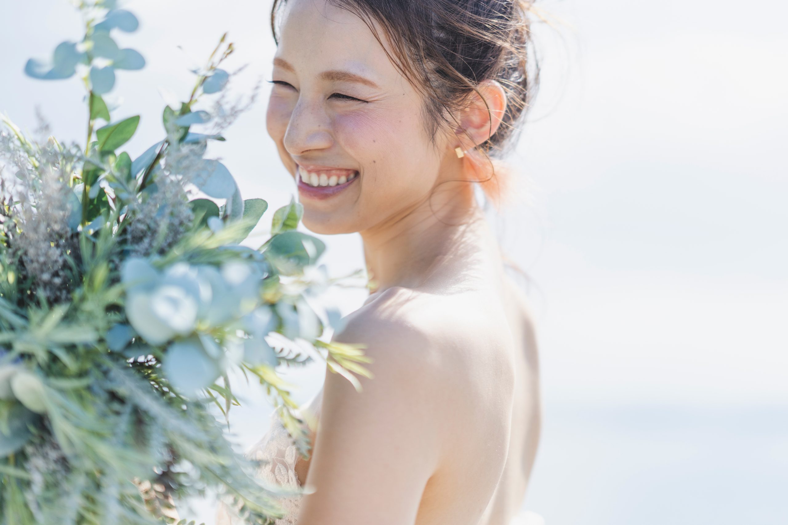 自然体で笑顔の女性